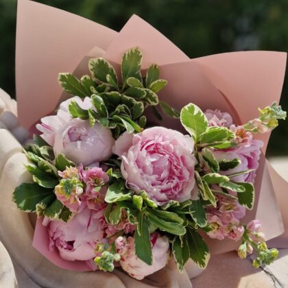 Buchet din 5 Bujori și Mathiola