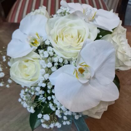 Aranjament cu Phalaenopsis și Trandafiri