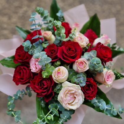 Buchet din 19 Trandafiri cu Eucalipt Sapphire Sweethearts