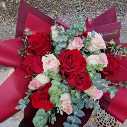 Buchet din 15 Trandafiri cu Eucalipt Saphirs Cheris