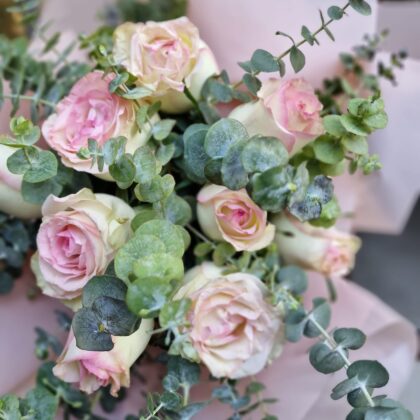 Buchet din 9 Trandafiri cu Eucalipt Pretty in Pink