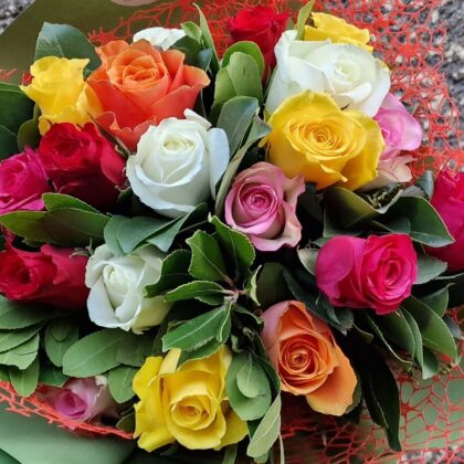 Buchet din Trandafiri Multicolored Roses