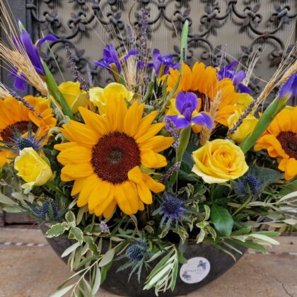 Aranjament Rustic cu Floarea Soarelui, Trandafiri și Lavandă