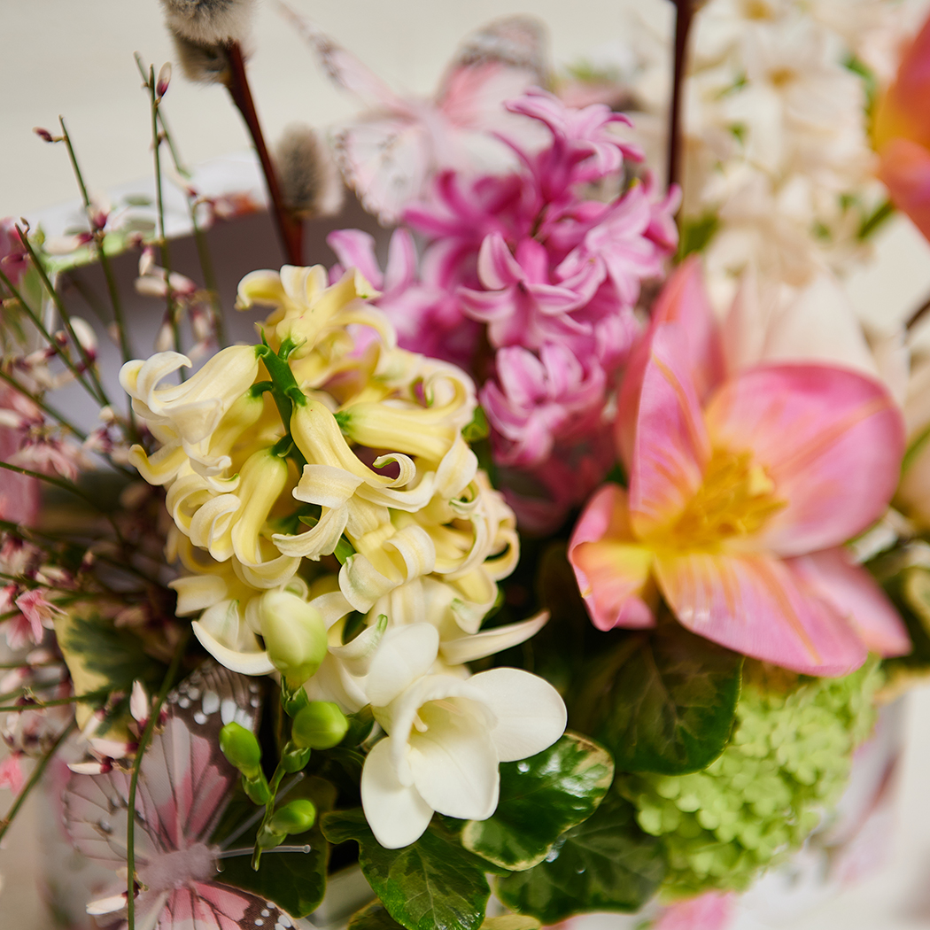 Aranjament Floral de Primavara cu Zambile Parfumate - imagine 2