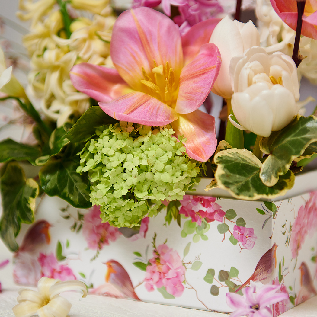 Aranjament Floral de Primavara cu Zambile Parfumate - imagine 3