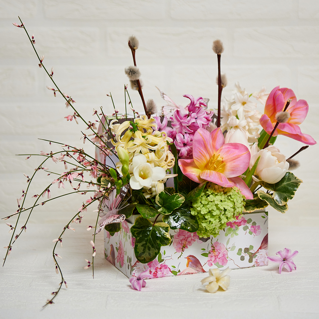 Aranjament-floral-de-primavara-cu-zambile-parfumate-Aniela-Events|||