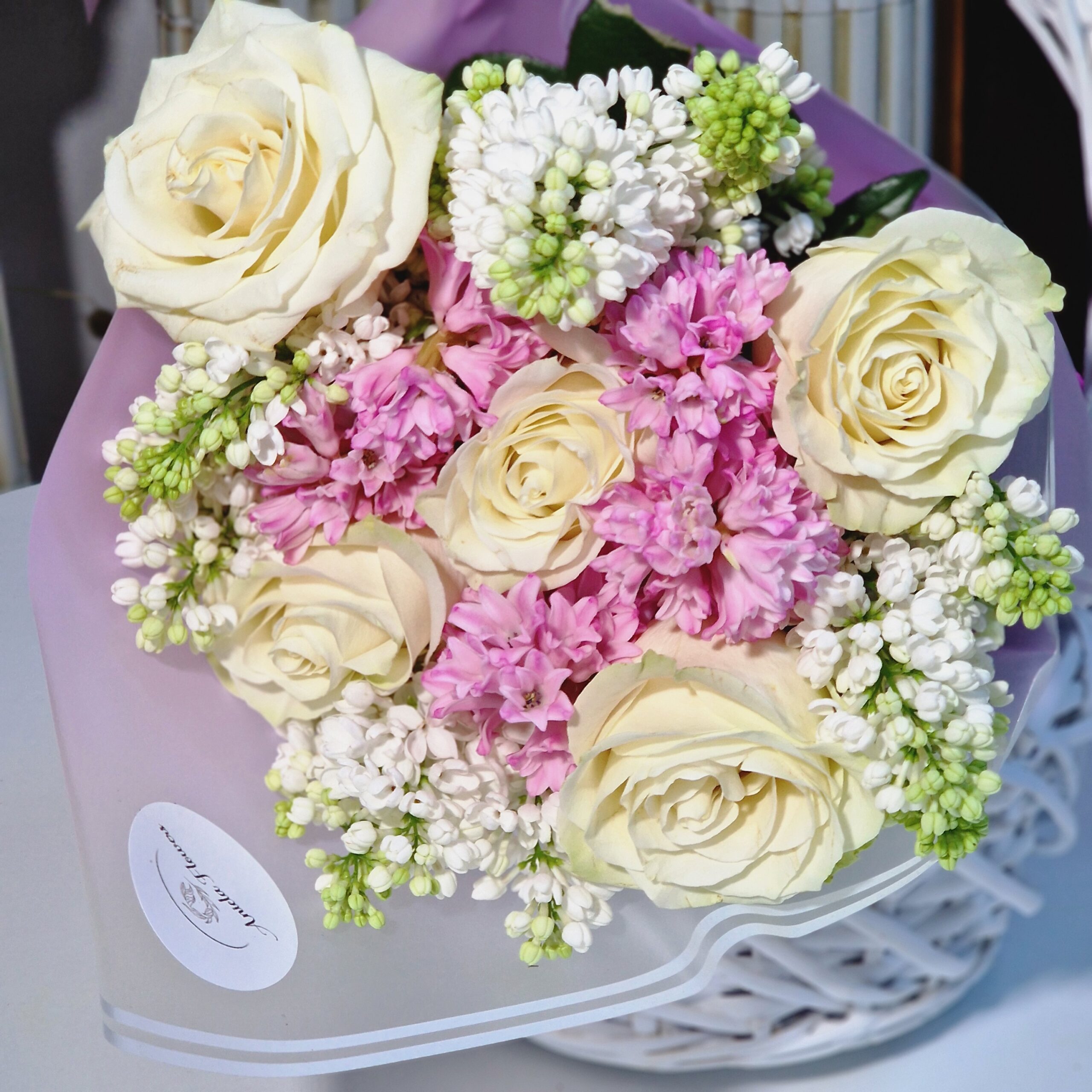 Buchet Parfumat cu Liliac, Zambile și Trandafiri